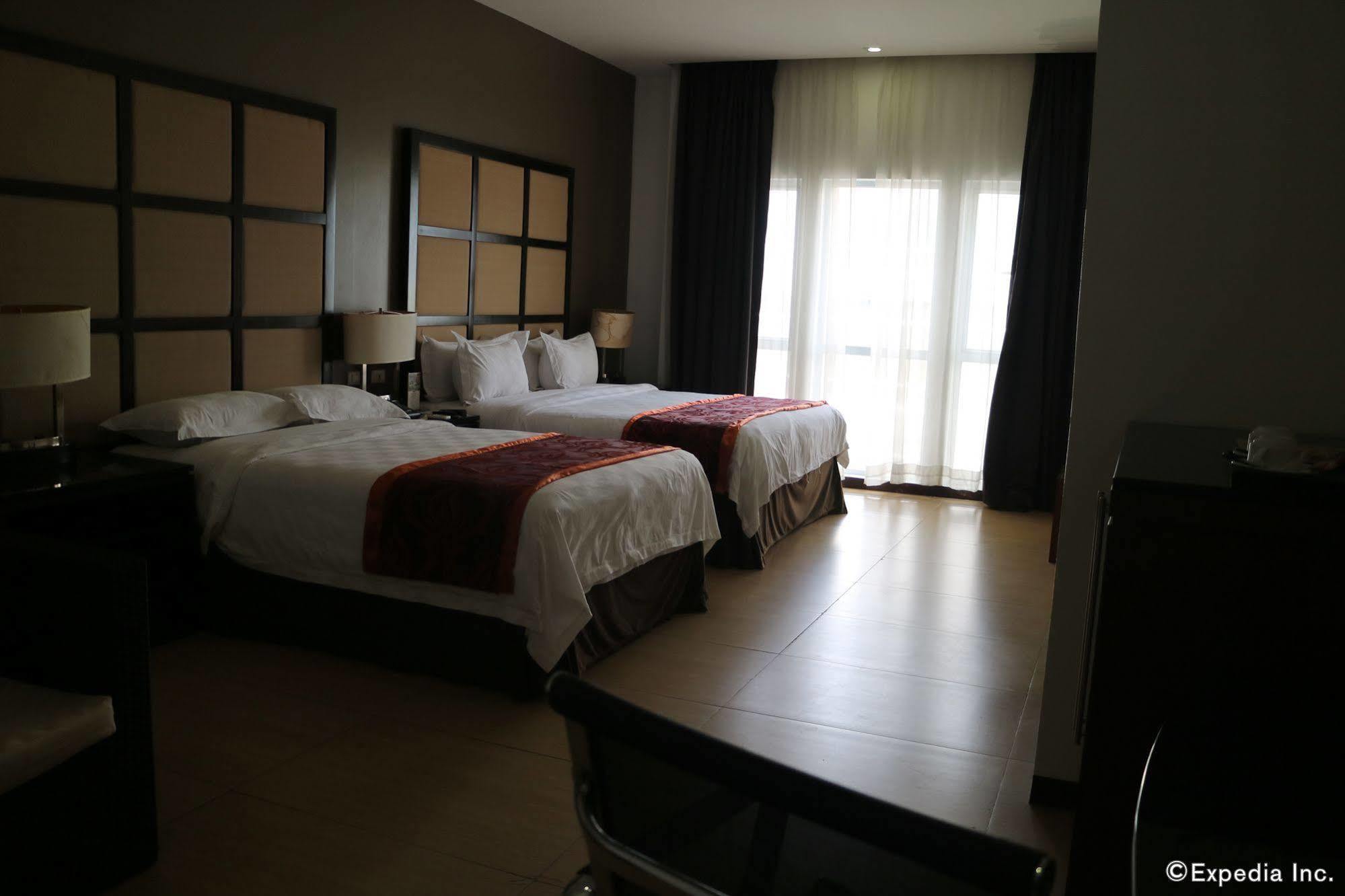 Avenue Suites Hotel And Spa Bacolod Zewnętrze zdjęcie