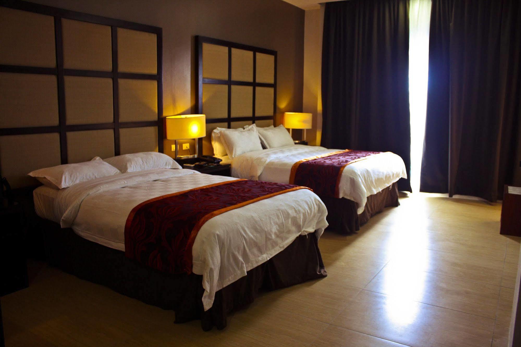 Avenue Suites Hotel And Spa Bacolod Zewnętrze zdjęcie