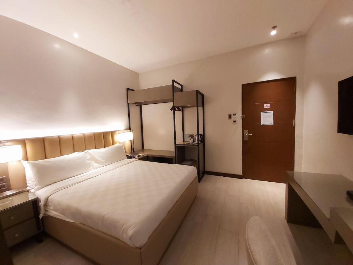 Avenue Suites Hotel And Spa Bacolod Zewnętrze zdjęcie